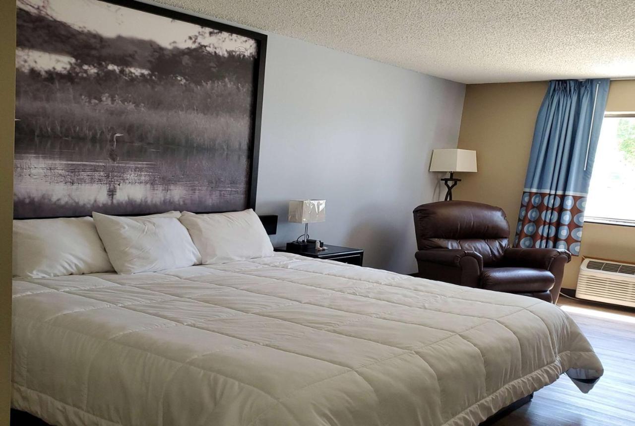 Super 8 By Wyndham Hotel