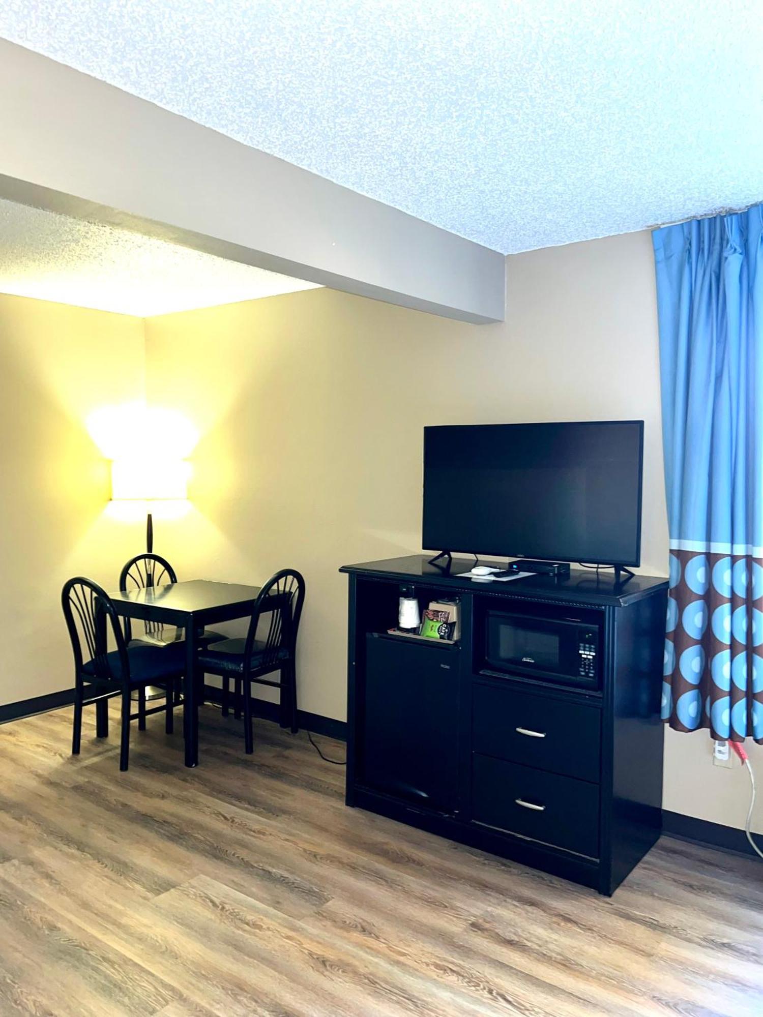 Super 8 By Wyndham Hotel