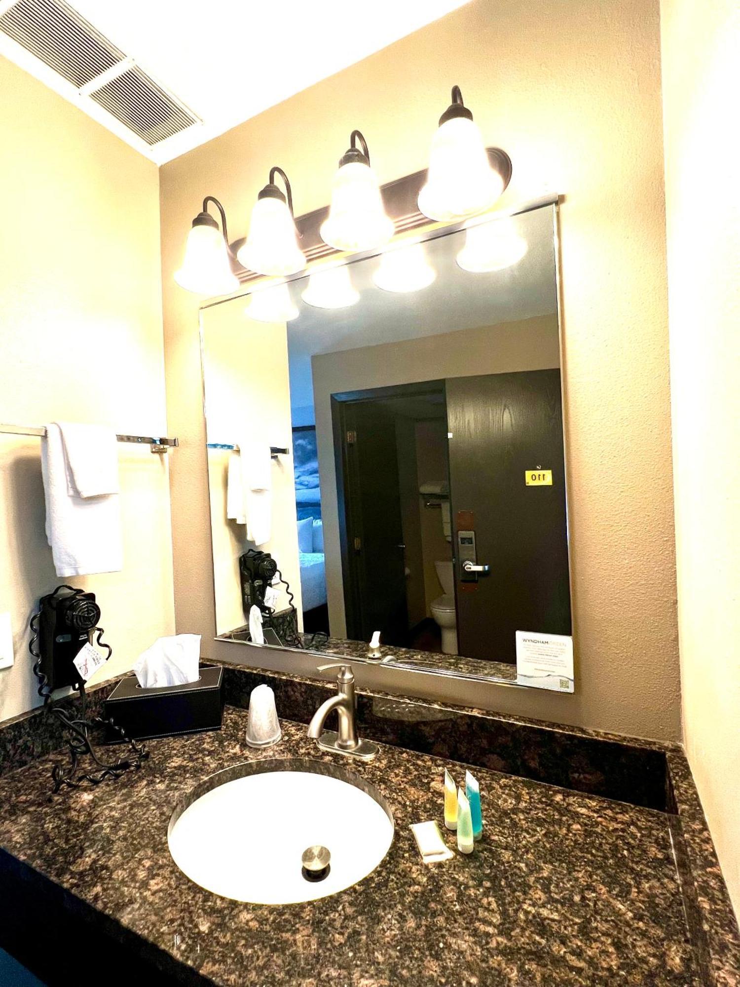 Super 8 By Wyndham Hotel 2*