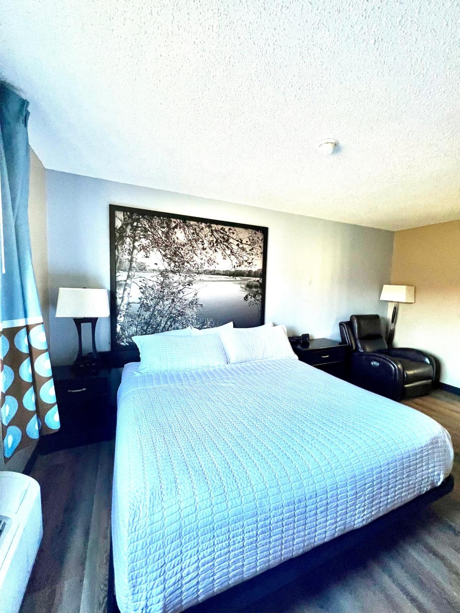 Super 8 By Wyndham Hotel 2*